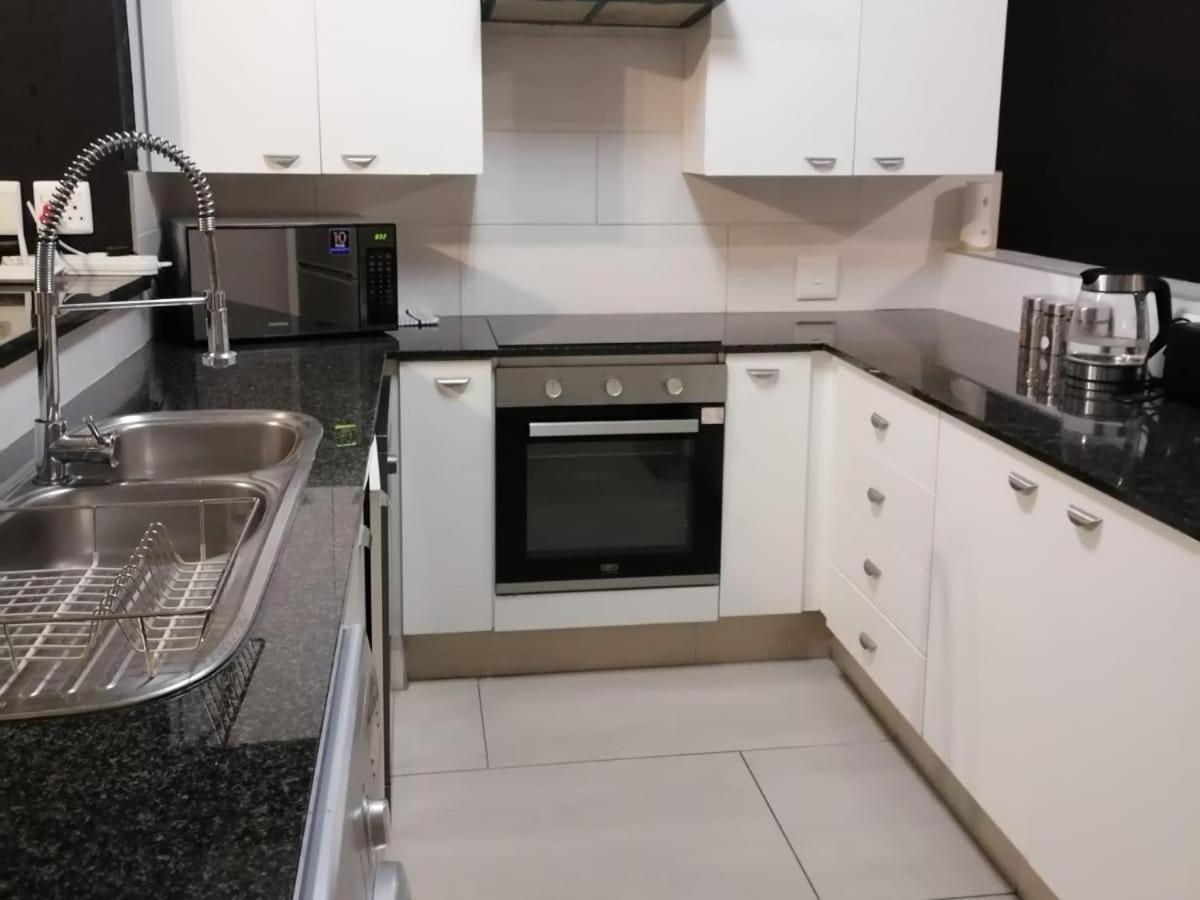 Emabheleni Executive Suites Westpoint Johannesburg Room photo